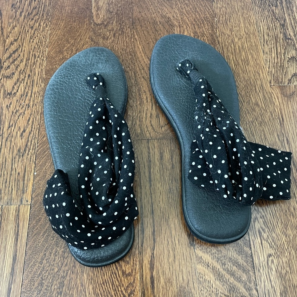 Sanuk yoga slings. Polka dot fabric, picture of what they look like in black.
